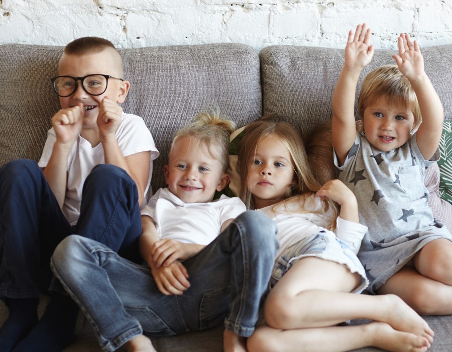 4 børn i sofa