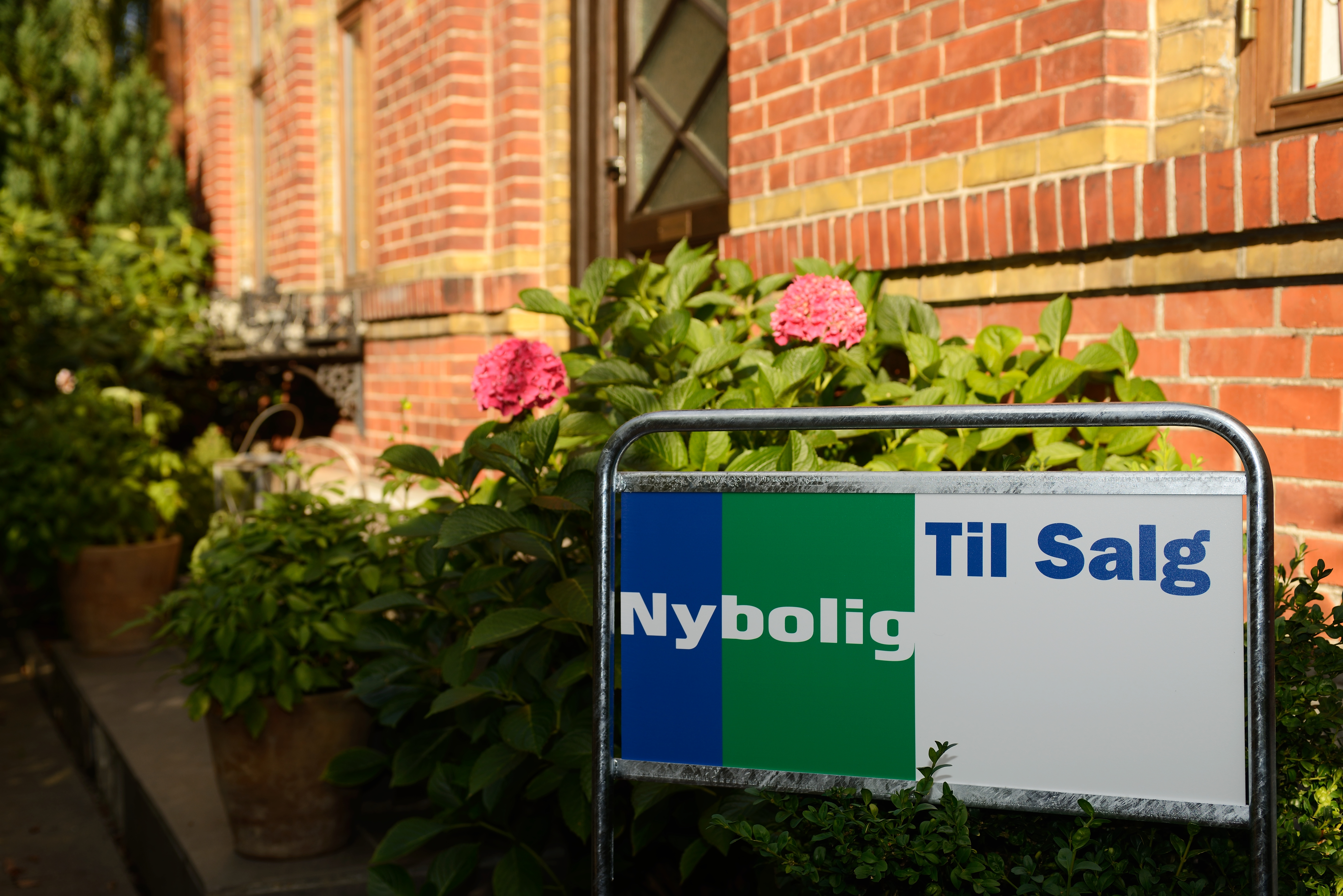 Skilt Hus Rødt Ejendomsmægler Nybolig 